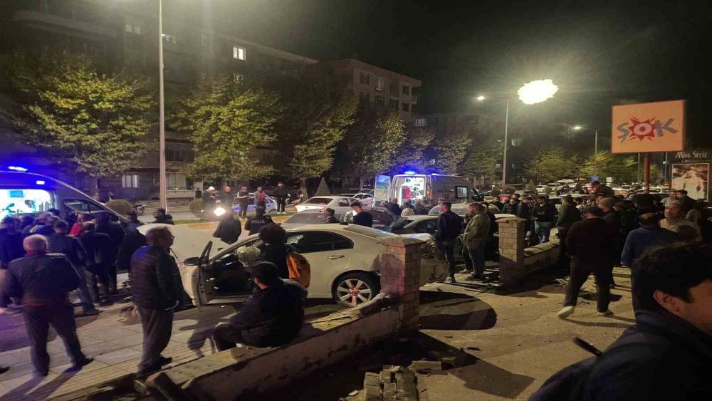 &Ccedil;orum&rsquo;da iki otomobil &ccedil;arpıştı: 4 yaralı
