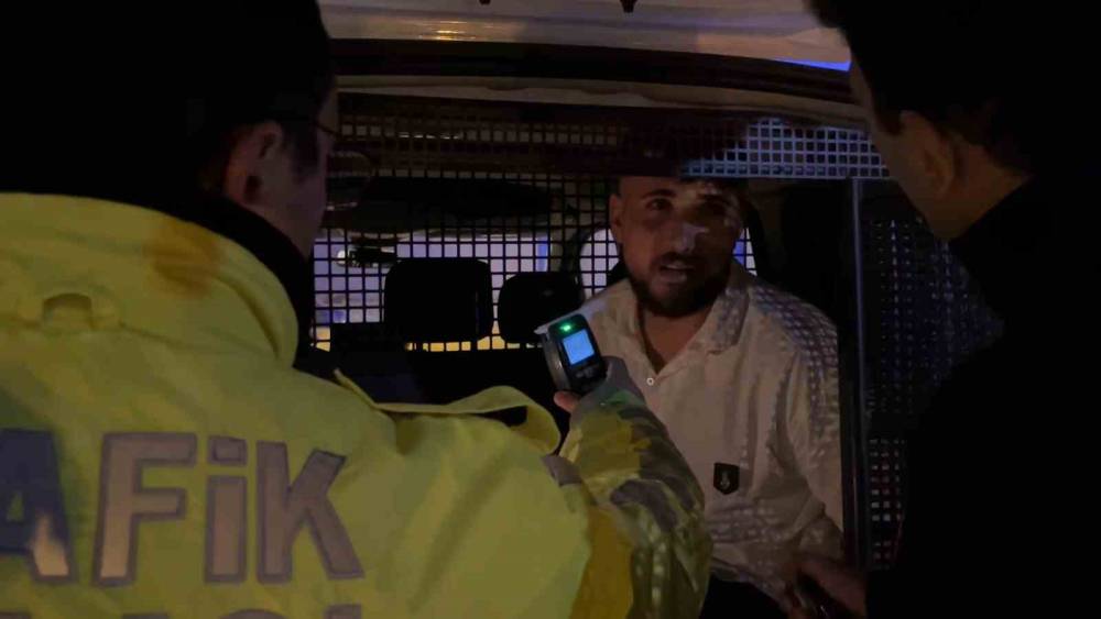 Bursa&rsquo;da alkoll&uuml; s&uuml;r&uuml;c&uuml;, polis uygulamasından ka&ccedil;arken trafik lambasına &ccedil;arptı
