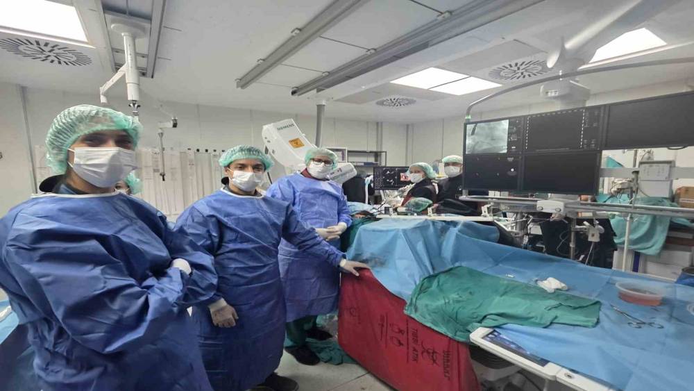 A&ccedil;ık kalp ameliyatına gerek kalmadan mitral kapak onarımı ger&ccedil;ekleştirildi
