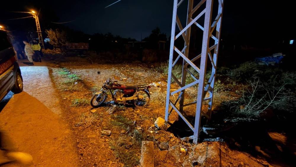 Elektrik direğine &ccedil;arpan motosiklet s&uuml;r&uuml;c&uuml;s&uuml; hayatını kaybetti
