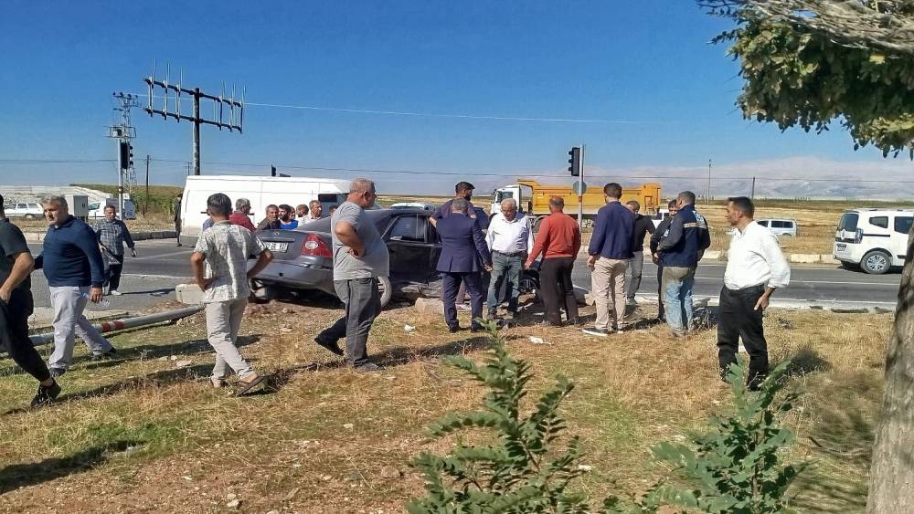 İki otomobil &ccedil;arpıştı: 3 yaralı
