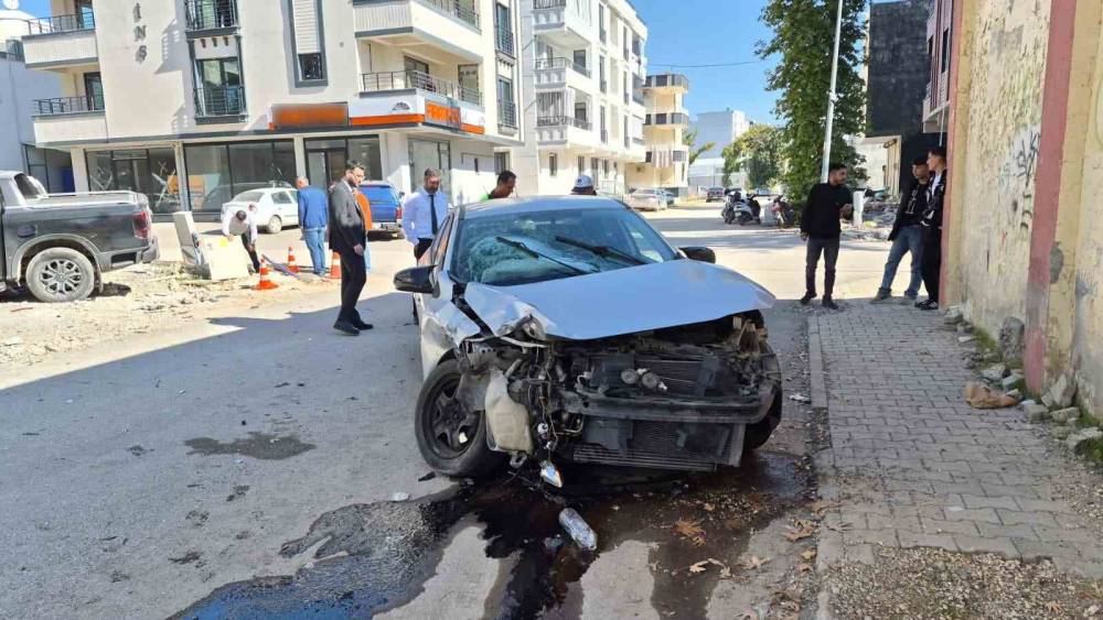 Otomobil ile kamyonet &ccedil;arpıştı: 1&rsquo;i ağır 2 yaralı
