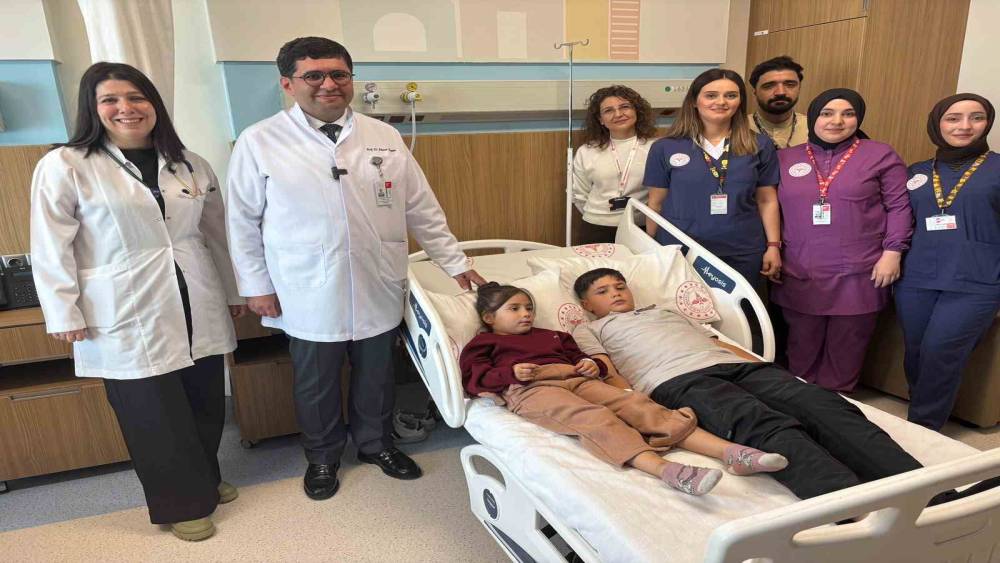 Gaziantep&rsquo;te iki kardeşin kalbindeki delikler aynı anda yapılan operasyonla kapatıldı
