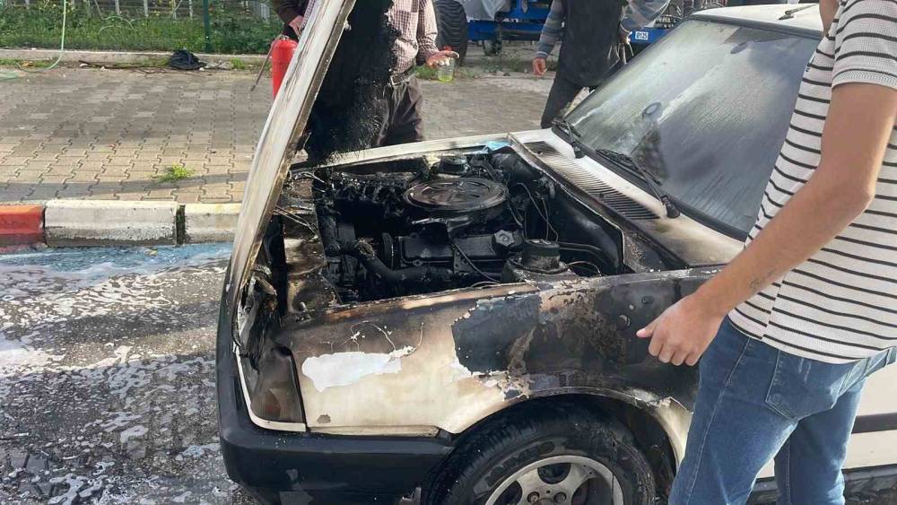 Karaman&rsquo;da seyir halindeki otomobil alev aldı
