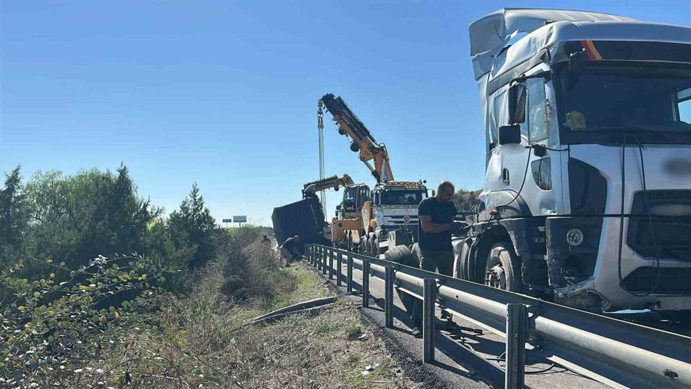 Mersin&rsquo;de tır bariyerlere &ccedil;arptı, konteyner devrildi
