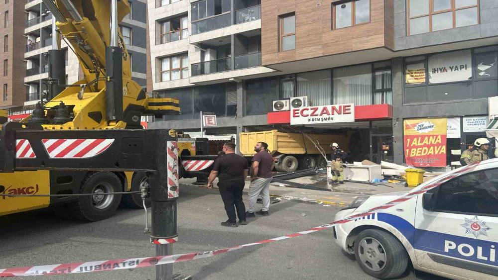 Pendik&rsquo;te hafriyat kamyonu eczaneye daldı: 6 yaralı
