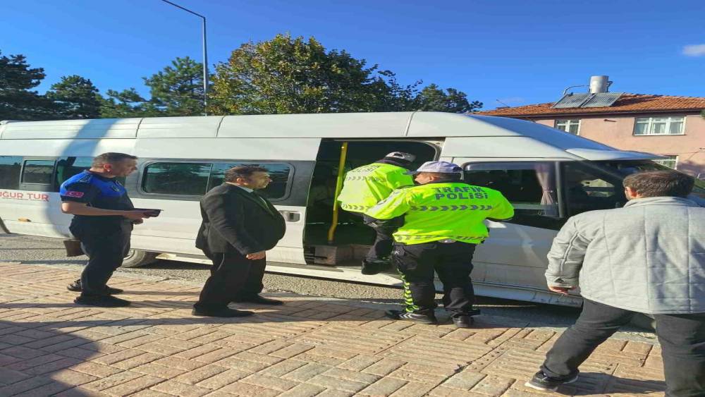 Ladik&rsquo;te taşımalı eğitim servislerine sıkı denetim: 15 minib&uuml;s kontrol edildi
