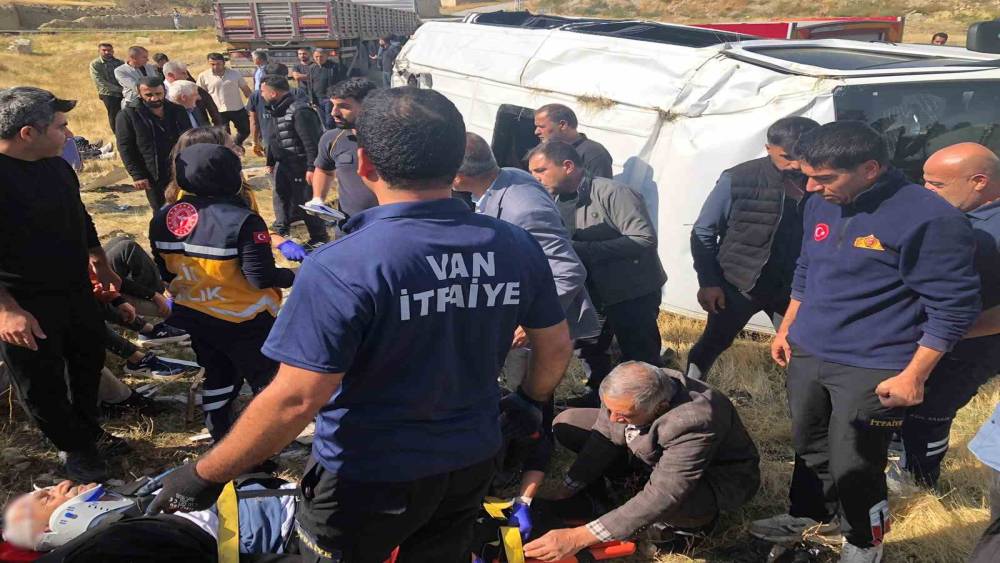 Van&rsquo;da tır yolcu minib&uuml;s&uuml; ile &ccedil;arpıştı: 11 yaralı
