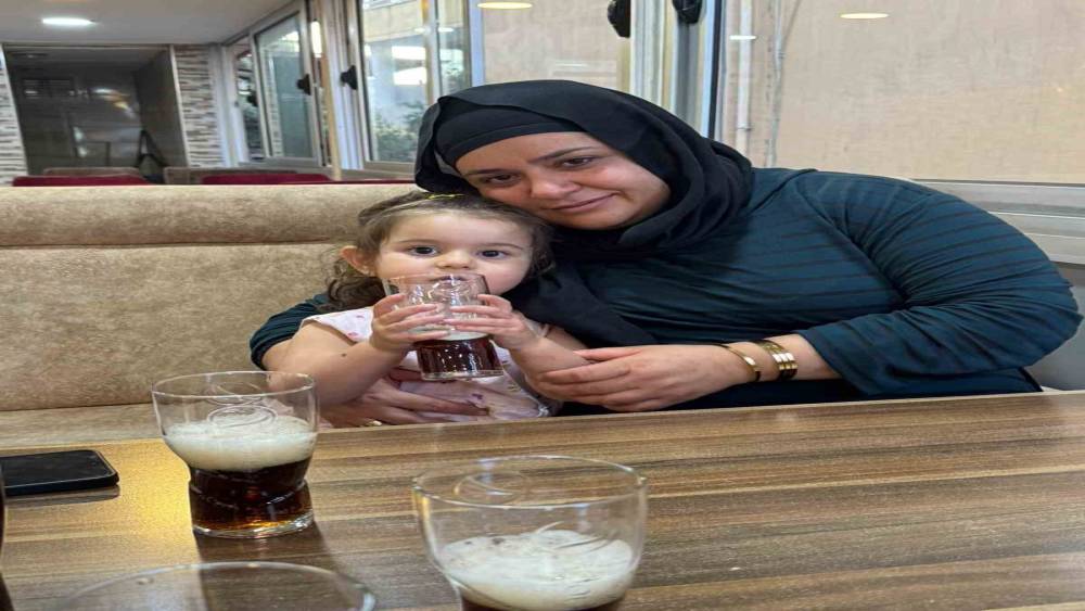 Otomobil yayalara &ccedil;arptı: Anne ve 4 yaşındaki kızı hayatını kaybetti
