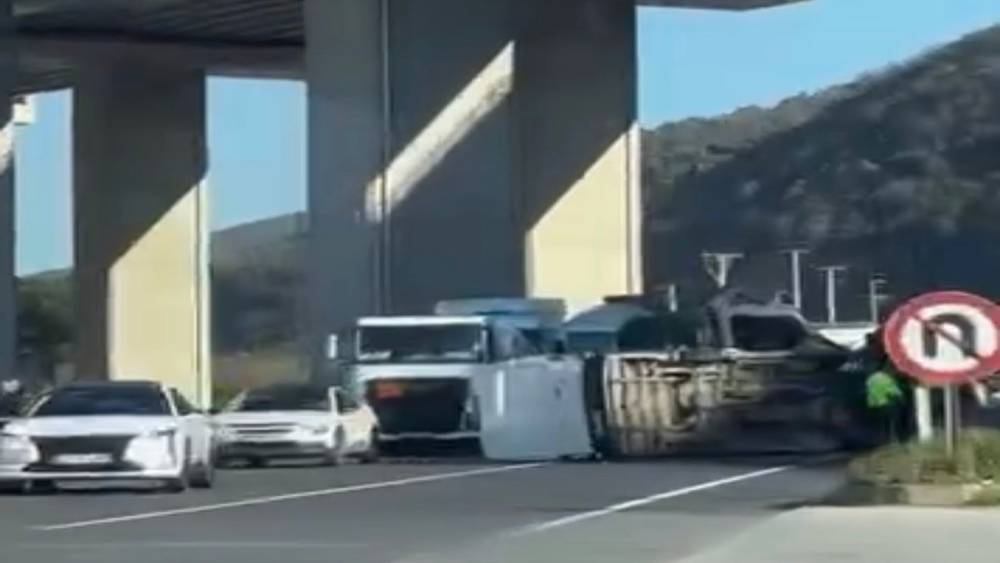 Devrilen minib&uuml;s, yolun karşısına ge&ccedil;ti
