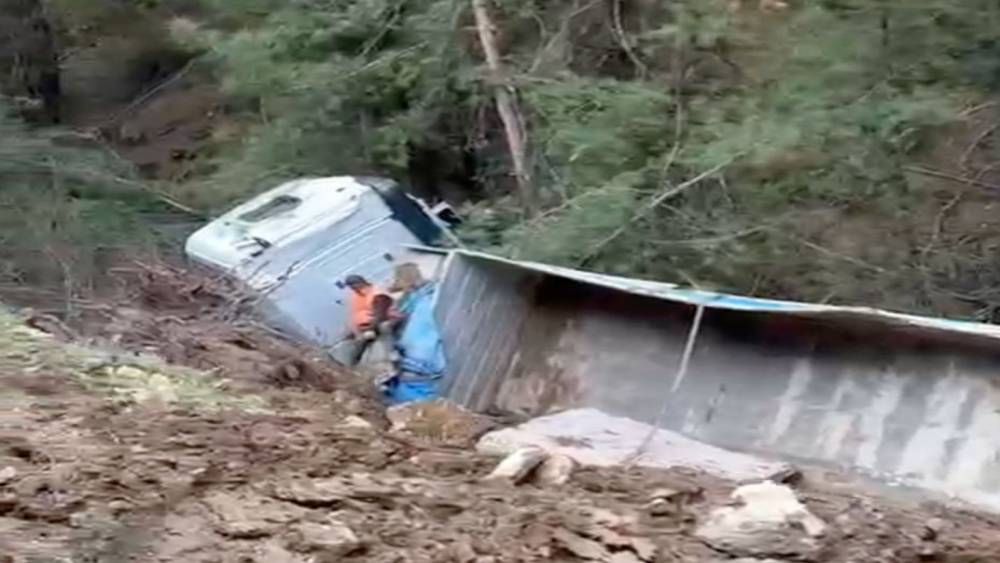 Milas&rsquo;ta tır şarampole devrildi: 1 yaralı
