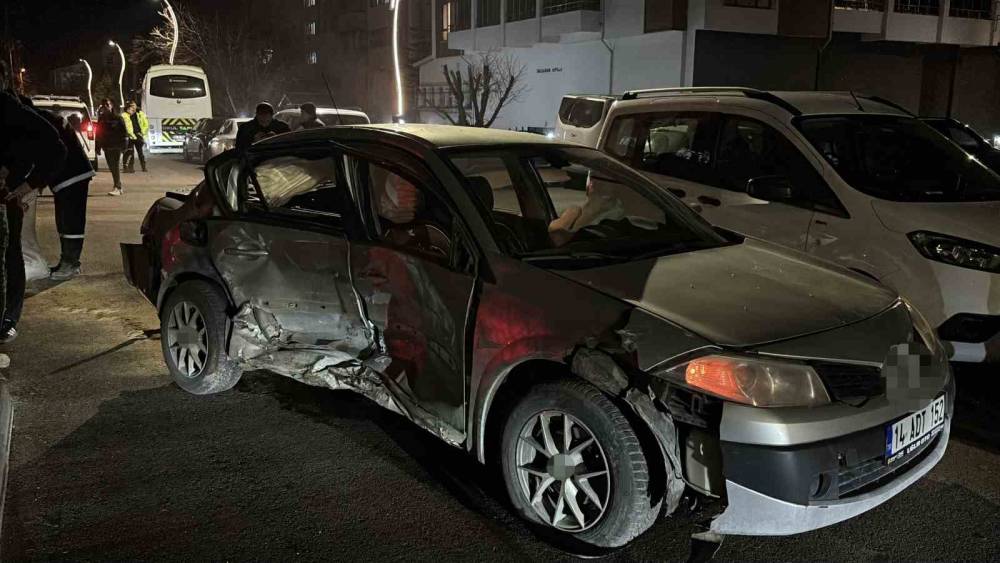 Bolu&rsquo;da ciple otomobil &ccedil;arpıştı: Ara&ccedil;lar ağır hasar aldı
