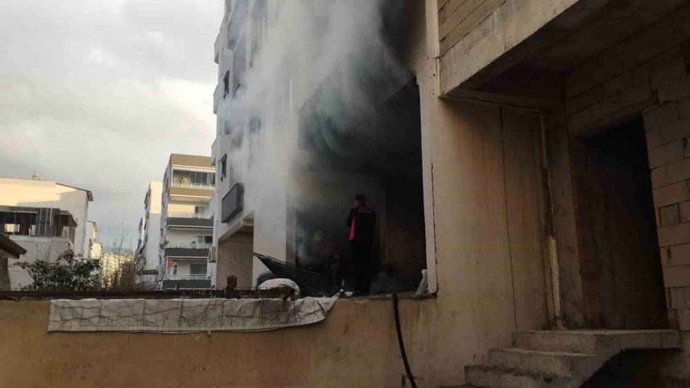 Hatay&rsquo;da apartman dairesi ve metruk binada yangın
