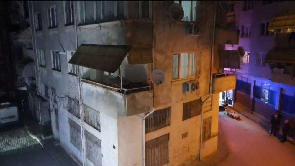 Gemlik&rsquo;te hasarlı apartman tahliye edildi, sokak trafiğe kapatıldı
