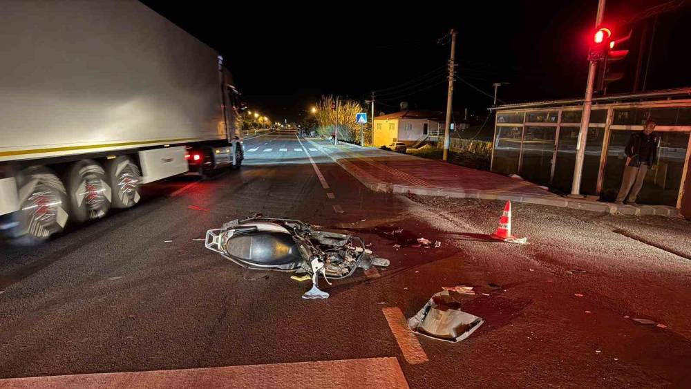 Mersin&rsquo;de kamyonet ile motosiklet &ccedil;arpıştı: 1 &ouml;l&uuml;
