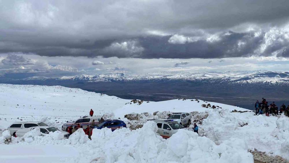 Ağrı Dağı&rsquo;nda kaybolan kadın dağcıyı arama &ccedil;alışmaları s&uuml;r&uuml;yor
