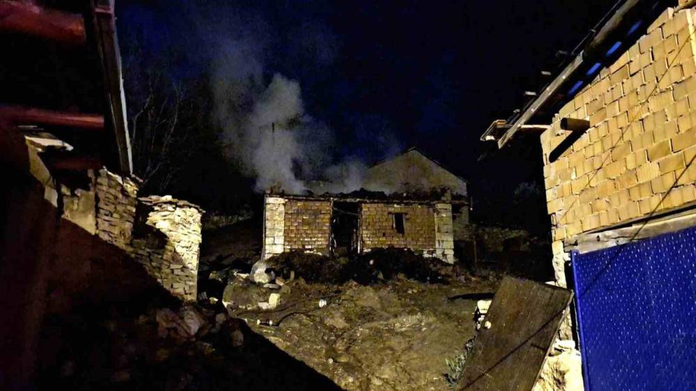 Emet&rsquo;te samanlık ve ahır yangını korkuttu
