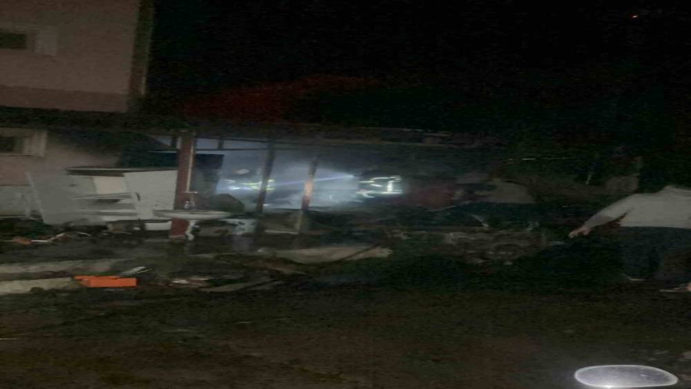 Patlayan k&ouml;m&uuml;r kazanı ve t&uuml;p villayı k&uuml;le &ccedil;eviriyordu
