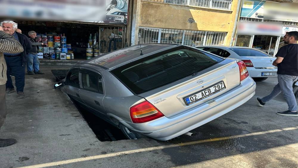 Otomobil bakım kanalına d&uuml;şt&uuml;
