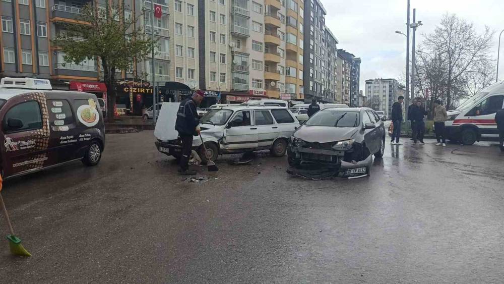 Seydişehir&rsquo;de iki otomobil kavşakta &ccedil;arpıştı: 1 yaralı
