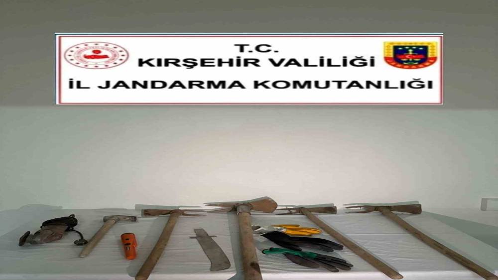 Kırşehir&rsquo;de ka&ccedil;ak kazıya su&ccedil;&uuml;st&uuml;: 2 g&ouml;zaltı
