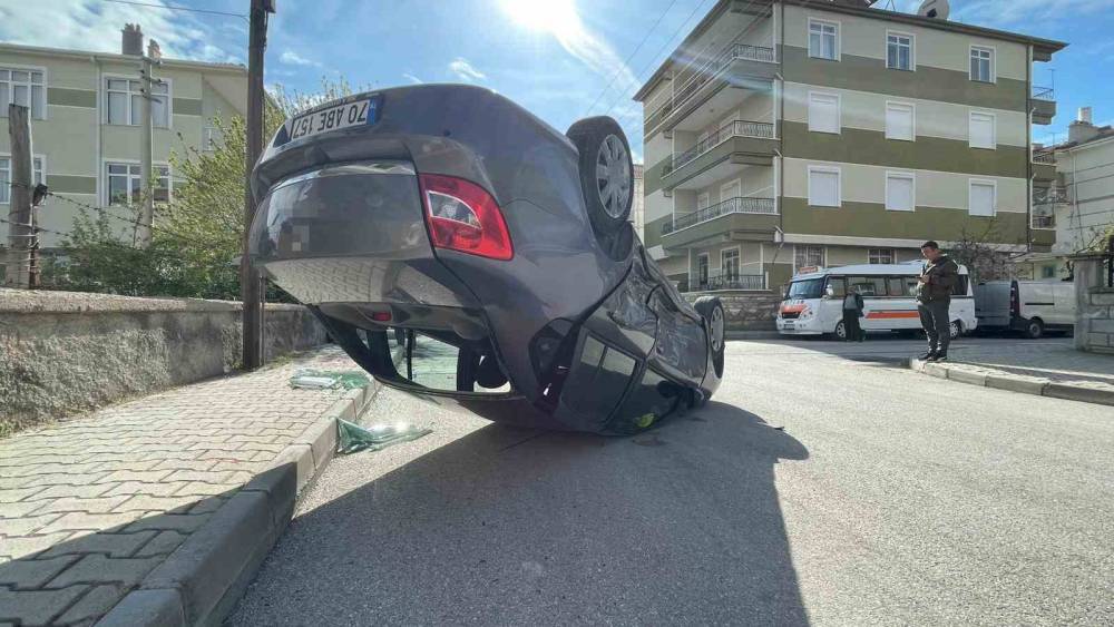 Karaman&rsquo;da &ccedil;arpışan otomobillerden biri takla atarak ters d&ouml;nd&uuml;: 1 yaralı
