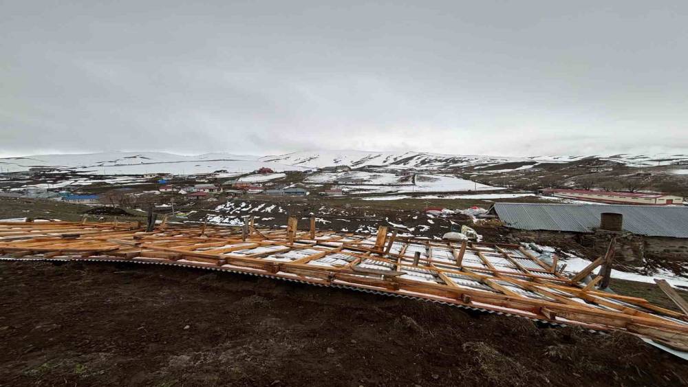 Ardahan&rsquo;da şiddetli r&uuml;zgar &ccedil;atıları u&ccedil;urdu
