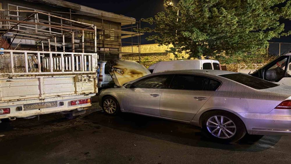 Kayseri&rsquo;de yolda arızalanan otomobil sanayide alev aldı

