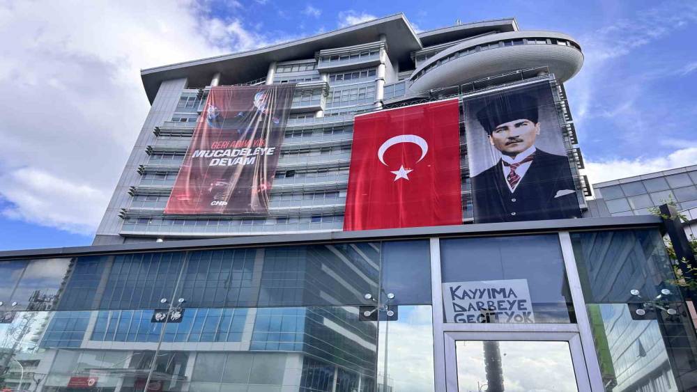 CHP, Genel Merkezi &ouml;n&uuml;nde &ccedil;ıkan tartışmada su şişeleri havada u&ccedil;uştu

