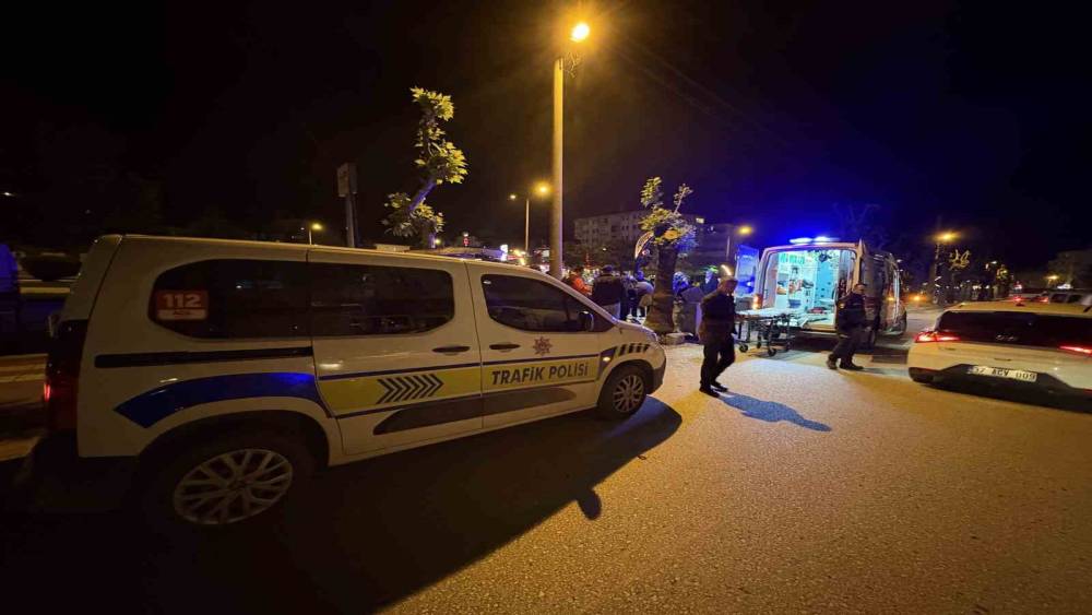 Kastamonu&rsquo;da motosiklet park halindeki otomobile &ccedil;arptı: 1 yaralı
