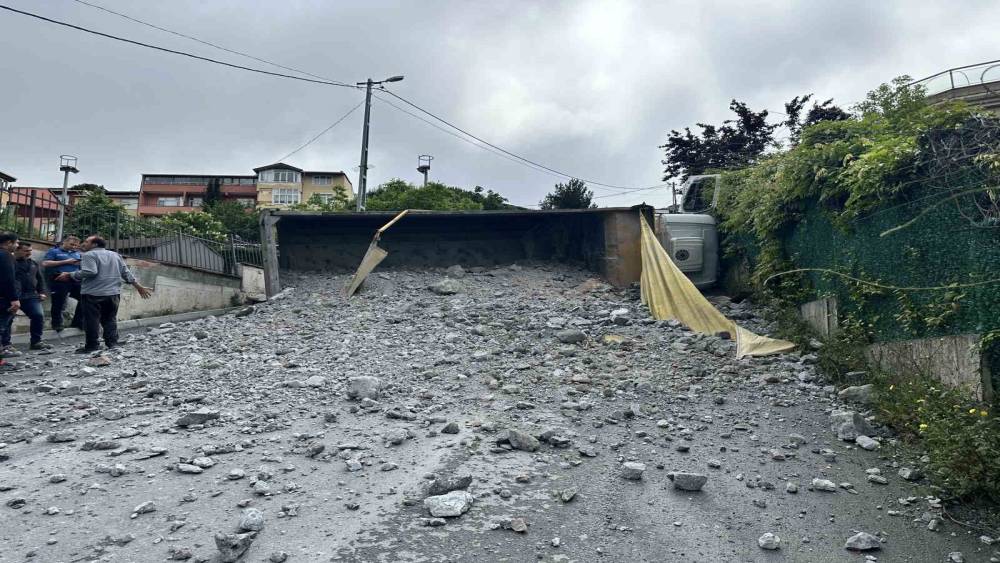 Sarıyer&rsquo;de moloz y&uuml;kl&uuml; kamyon geri kayarak devrildi, s&uuml;r&uuml;c&uuml; yaralandı
