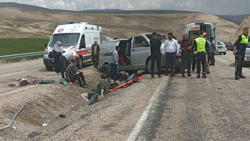 Bayram tatili yolunda feci kaza: 1 &ouml;l&uuml; 8 yaralı
