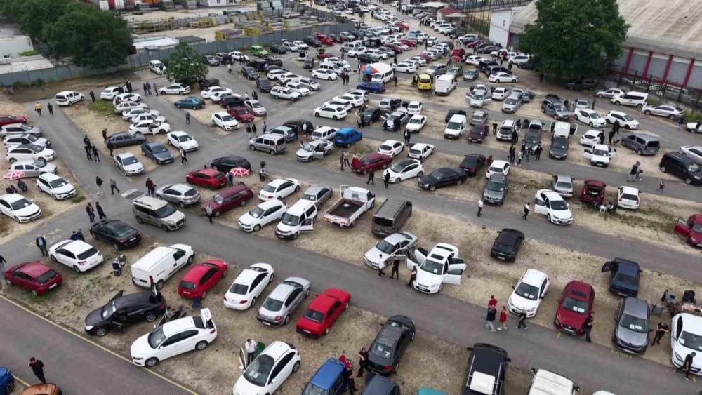 Bayram &ouml;ncesi Bursa oto pazarında yoğunluk
