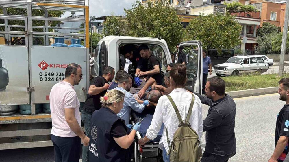 Trafikte tartışma &ouml;l&uuml;m getirdi: Kalp krizi ge&ccedil;iren s&uuml;r&uuml;c&uuml; hayatını kaybetti
