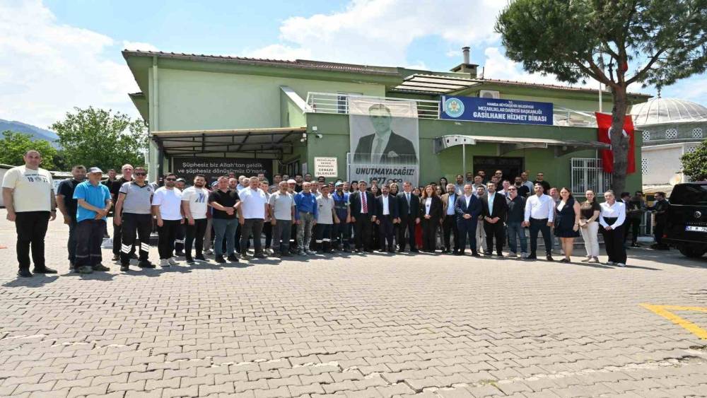 Manisa B&uuml;y&uuml;kşehir y&ouml;netimi personelle bayramlaştı

