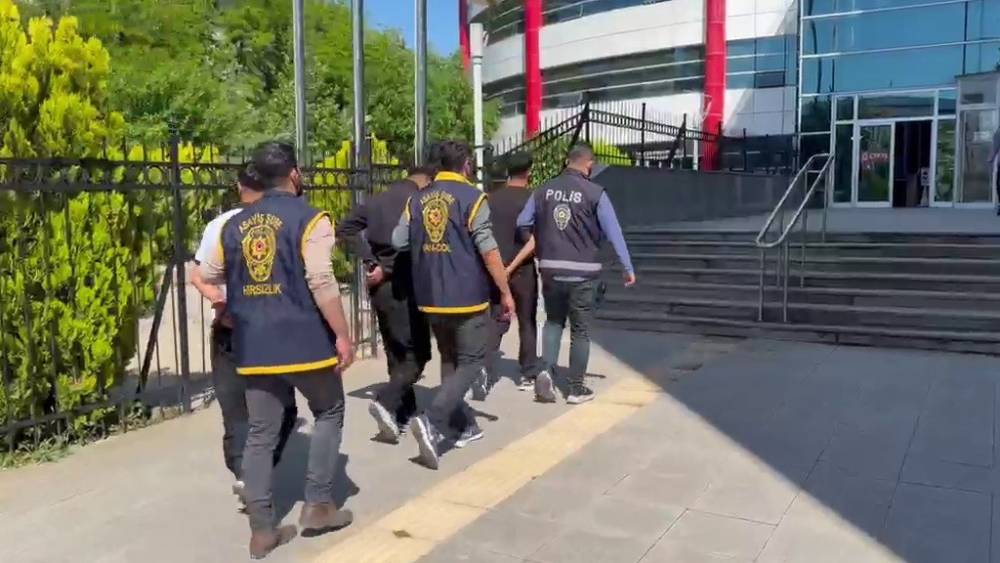 &Ccedil;aldıkları paralarla d&ouml;vme yapmışlar
