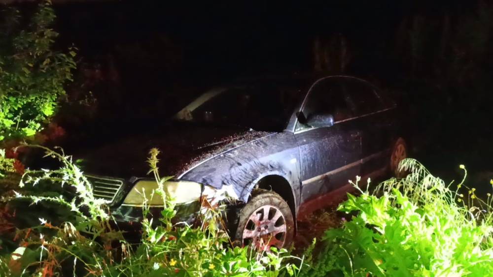 Tarlaya u&ccedil;tuğu otomobilini bırakıp gitti

