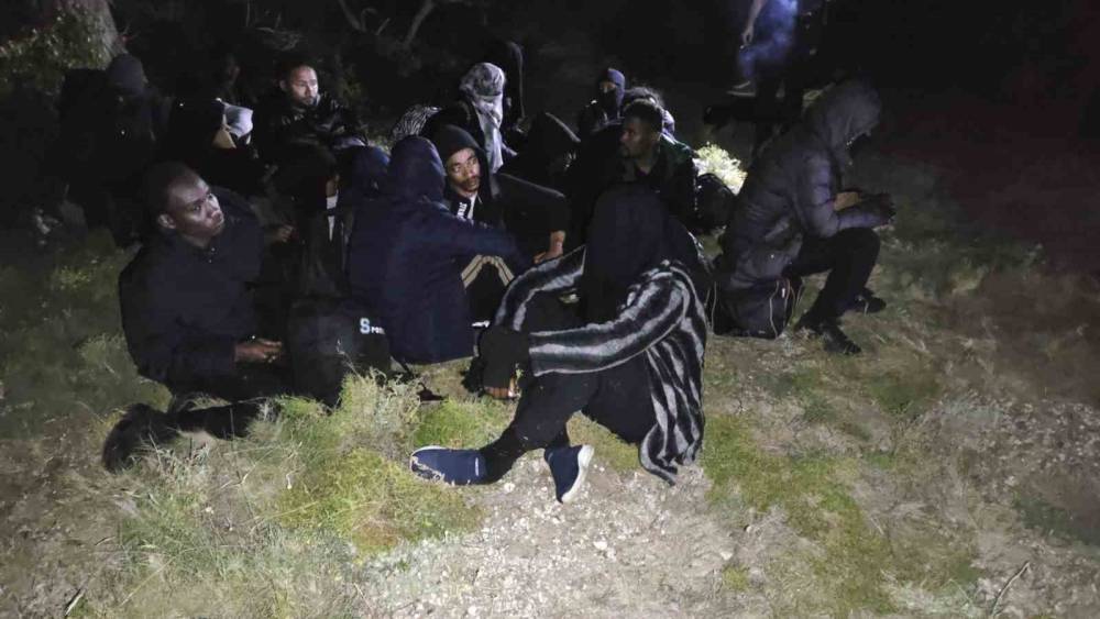 İzmir&rsquo;de 3&rsquo;&uuml; &ccedil;ocuk 29 d&uuml;zensiz g&ouml;&ccedil;men yakalandı
