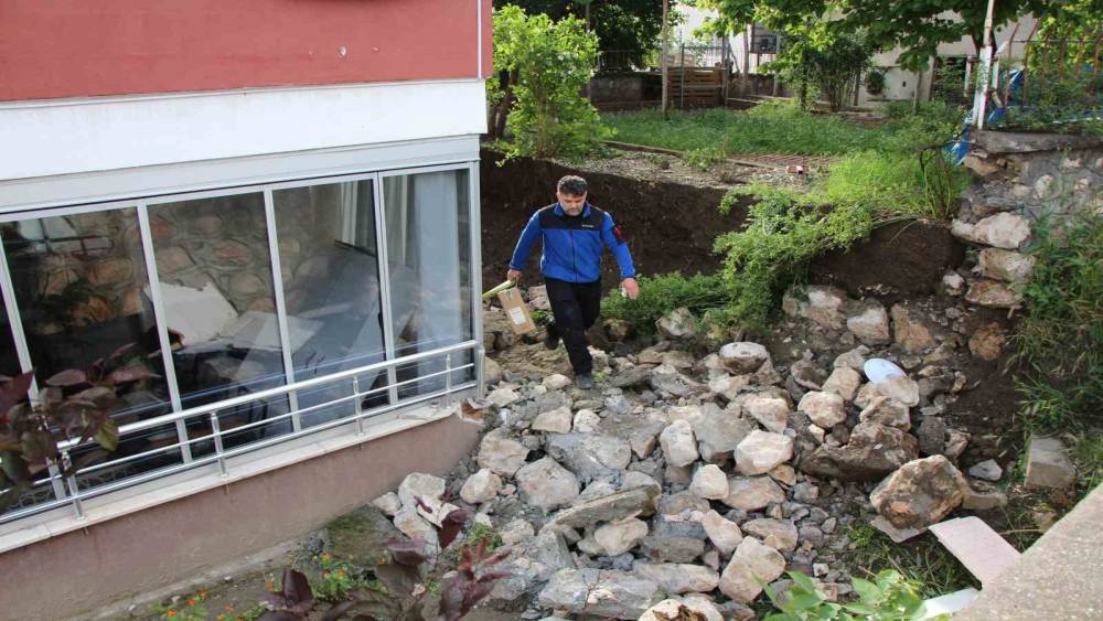 Amasya&rsquo;da duvar yıkıldı, g&uuml;r&uuml;lt&uuml;y&uuml; duyanlar deprem sandı
