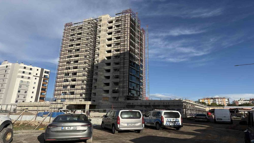 Kayseri&rsquo;de y&uuml;k asans&ouml;r&uuml;ndeki mermer iş&ccedil;inin başına d&uuml;şt&uuml;
