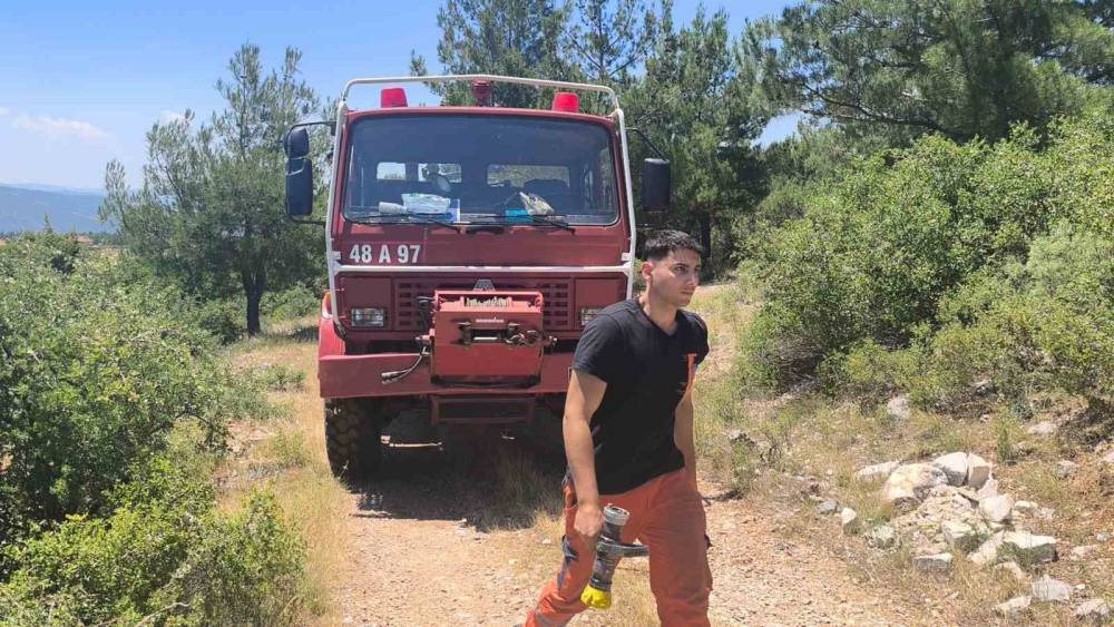 Muğla&rsquo;da orman yangını ekiplerin hızlı m&uuml;dahalesi ile s&ouml;nd&uuml;r&uuml;ld&uuml;
