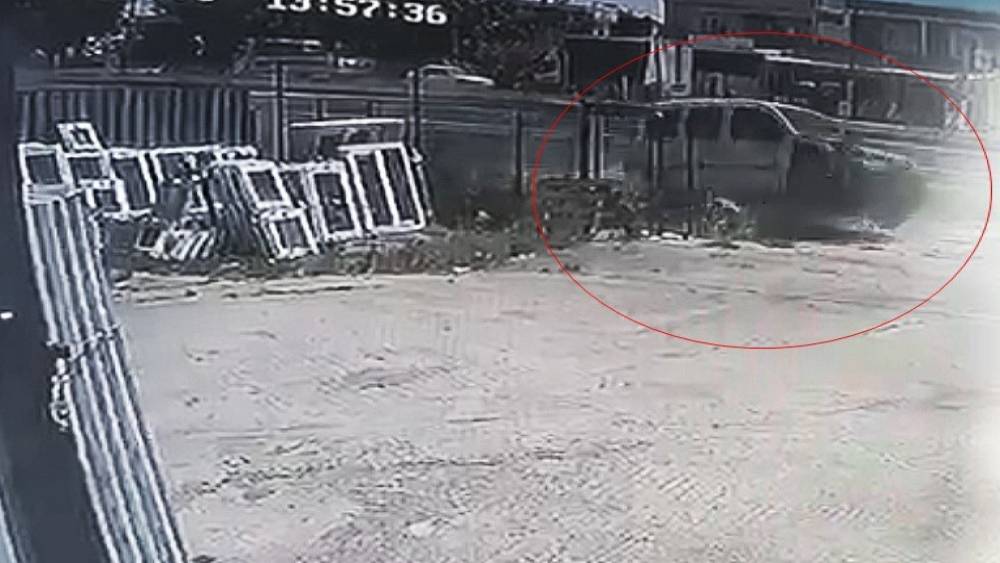 Yoldan &ccedil;ıkan ara&ccedil; iş yerinin bah&ccedil;esine daldı, s&uuml;r&uuml;c&uuml; yaralandı
