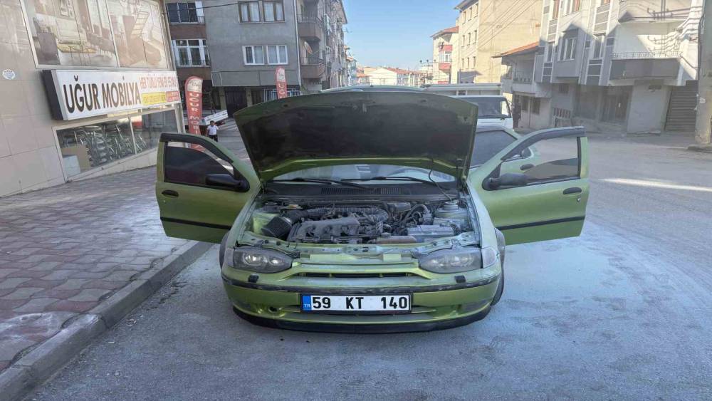 Park halindeki ara&ccedil;taki yangını vatandaşlar s&ouml;nd&uuml;rd&uuml;
