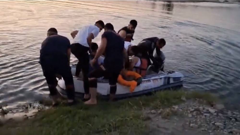 Batman&rsquo;da adacıkta mahsur kalan 5 kişiyi itfaiye kurtardı
