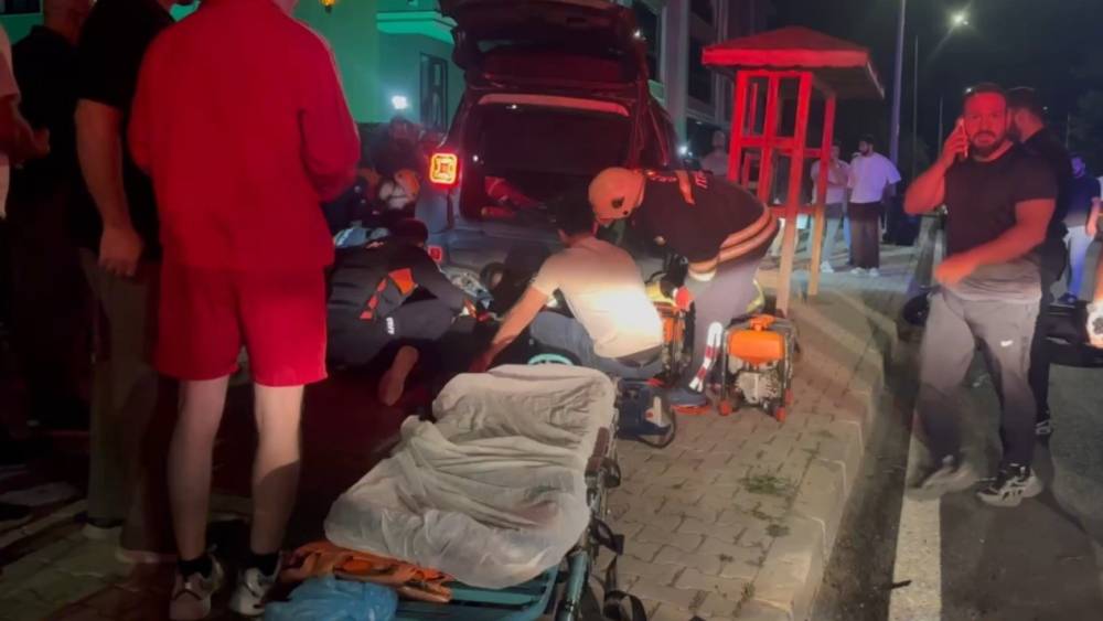 16 yaşındaki motosiklet s&uuml;r&uuml;c&uuml;s&uuml; aracın altında sıkıştı: Ekipler seferber oldu
