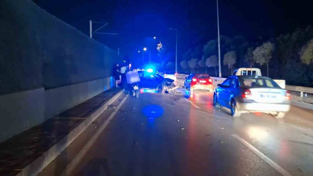 Bursa&rsquo;da otomobil baz istasyonu ve metro bariyerlerine &ccedil;arpıp durdu
