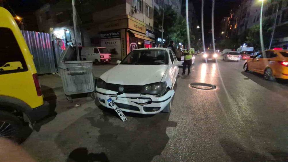Minib&uuml;s s&uuml;r&uuml;c&uuml;s&uuml; para sayarken &ouml;n&uuml;ndeki araca &ccedil;arptı: 1&rsquo;i &ccedil;ocuk 2 yaralı
