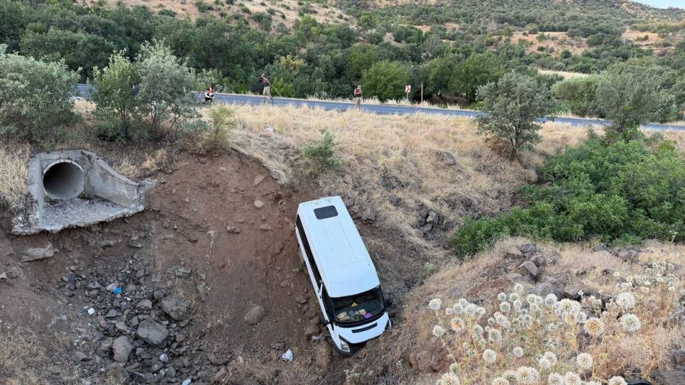 Siverek&rsquo;te iş&ccedil;i minib&uuml;s&uuml; şarampole d&uuml;şt&uuml;: 4 yaralı

