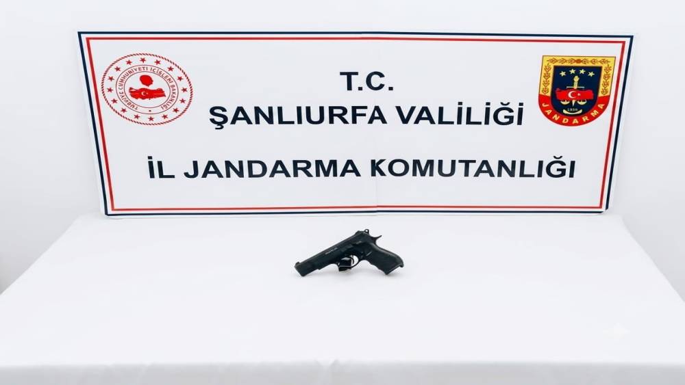 Damadın ateşlediği silahtan &ccedil;ıkan yorgun mermi vatandaşı yaraladı

