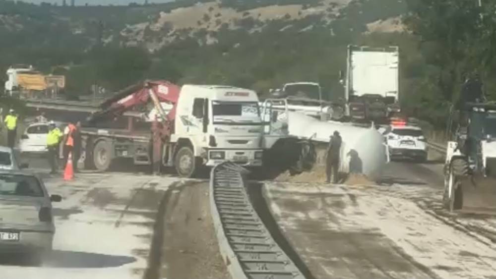 Yakıt tankeri devrildi, kara yolunda ulaşım aksadı
